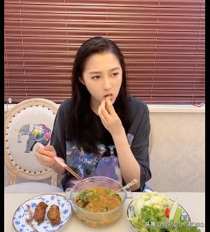 关晓彤化身吃货主播，看饿了，原谅这不争气的肚子