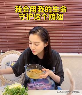 关晓彤化身吃货主播，看饿了，原谅这不争气的肚子