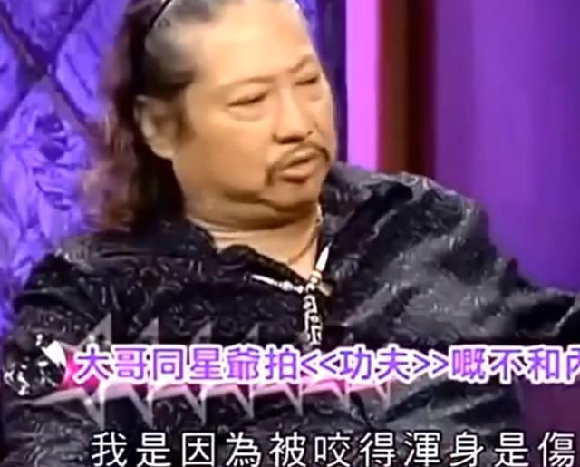 拍功夫时，洪金宝被蚊子咬伤，回去看一周医生，星爷说你不用来了