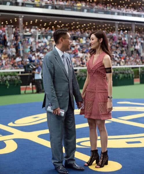 家住100亿豪宅，老婆是“大众情人”，他却每月