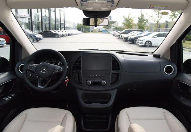 7座“大块头”奔驰也亲民，长近5.4米，2+2+3布局，如今仅28.98万