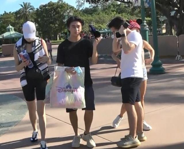 『守孝』何猷君奚梦瑶守孝期间同游迪士尼 三缄其口拒谈何猷邦