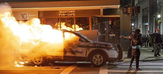 75个城市大乱，特朗普大怒，美国现在到底怎么了