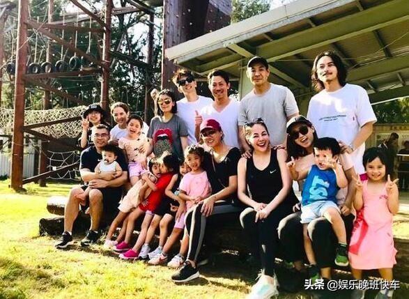 波妞超独立，出门玩不黏姐姐，咘咘合影却主动搂妹妹