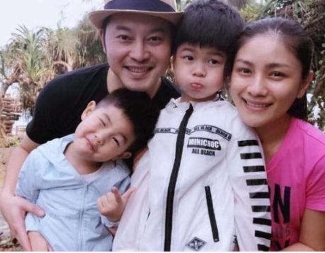 沙溢现身陈赫火锅店，与胡可乘豪车回豪宅，价值4000万还有大草坪