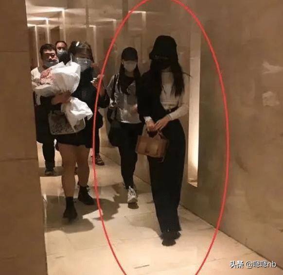 赵丽颖《中餐厅》路透，看清穿的服装，为了防晒也是拼了