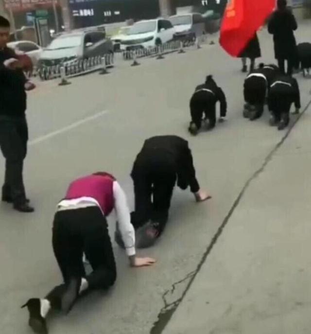 变着法处罚员工？生吃蚯蚓、喝厕所水、跪地爬