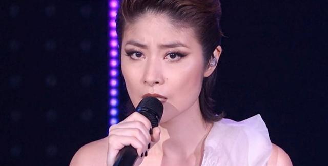 46岁陈慧琳近照曝光，与助理一同现身超市，打扮