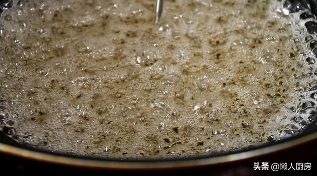 童年最爱吃的蜂窝糖这样做，吃起来脆脆的，酥酥的，不发硬