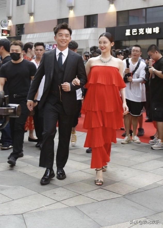 合体|郑恺苗苗合体现身宁波 苗苗身材发福胖一圈手摸肚子满脸幸福