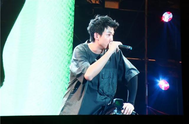 白举纲演绎《蠢梦》落选遭质疑，网友：好孩子就不能玩儿摇滚？