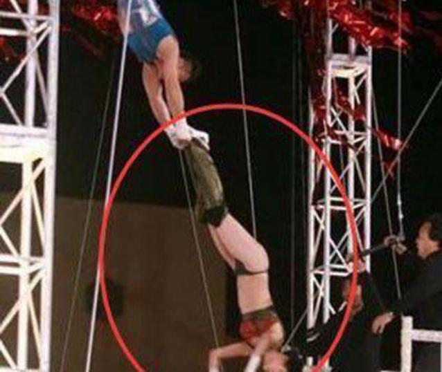 明星演唱会上的尴尬时刻，话筒拿反、裤子开裆