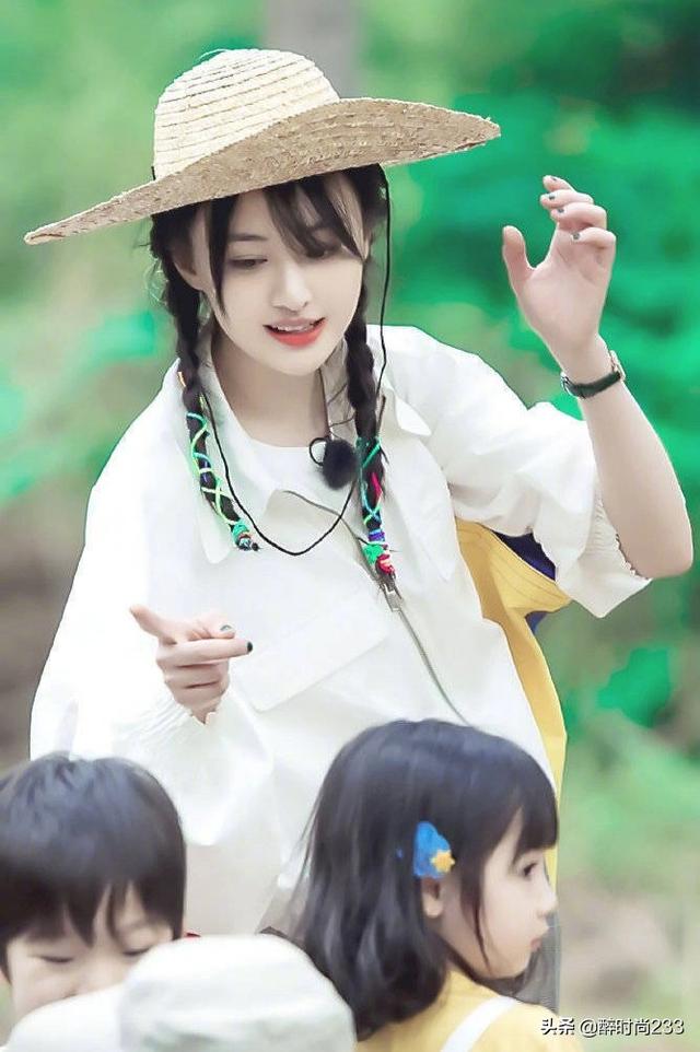 郑爽《奇妙小森林》造型，一身蓝色复古校服+高