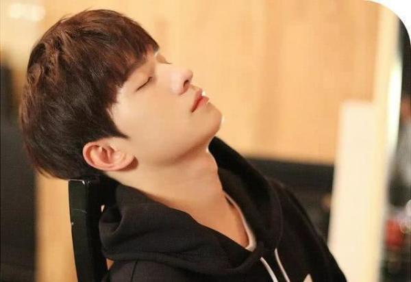 明星睡姿被偷拍，杨洋侧颜养眼，baby毁形象，热巴真的吓到我了！