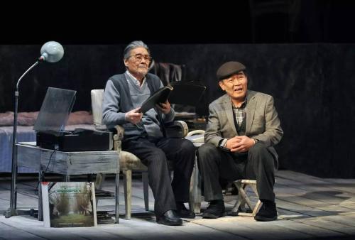 不是所有老演员都叫老戏骨，93岁还登台演话剧，