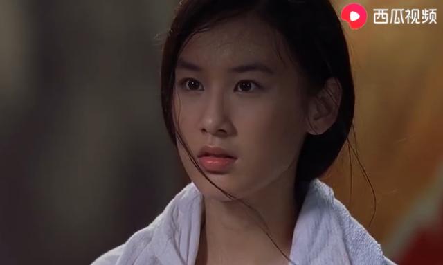 曾下跪拜师赵本山，黄圣依乘风破浪再次翻红，