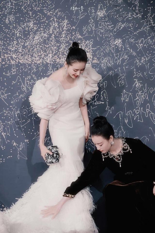 神仙CP！刘诗诗倪妮新戏路透曝光，两大女神互蹭额头甜腻了