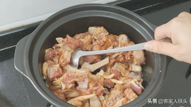 客家人吃鸡很有一套，不煎不炸加1斤花甲，出锅3斤鸡肉带汁吃光光