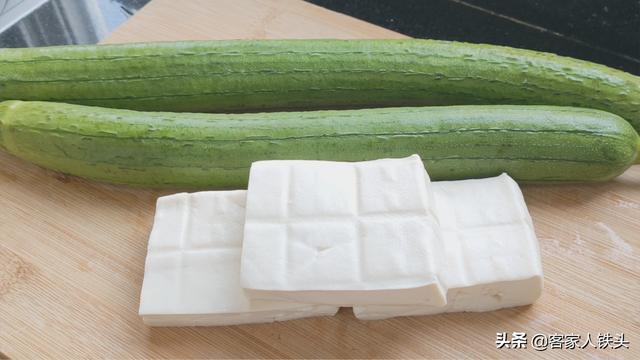 天气热，水豆腐别煎着吃了，教你一个新鲜吃法，多汁味美开胃下饭