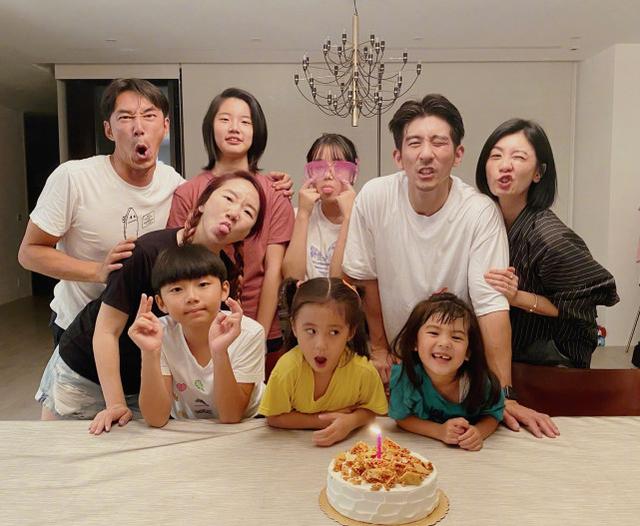 贾静雯陶子两家同庆父亲节，9人全家福超喜感，两位爸爸神奇撞脸