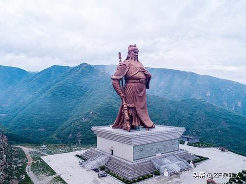 扮演关羽的四位明星，前三位堪称经典，唯独他