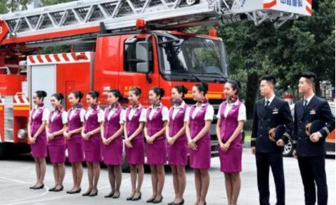 空姐抱怨收入少，想辞职去做模特，晒出12月工资后，大家不敢相信