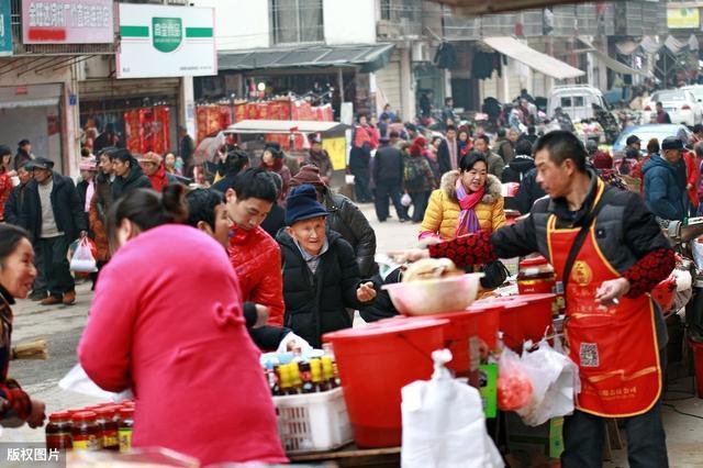 摆地摊大军来临，不出1年，3个隐性弊端将显现，