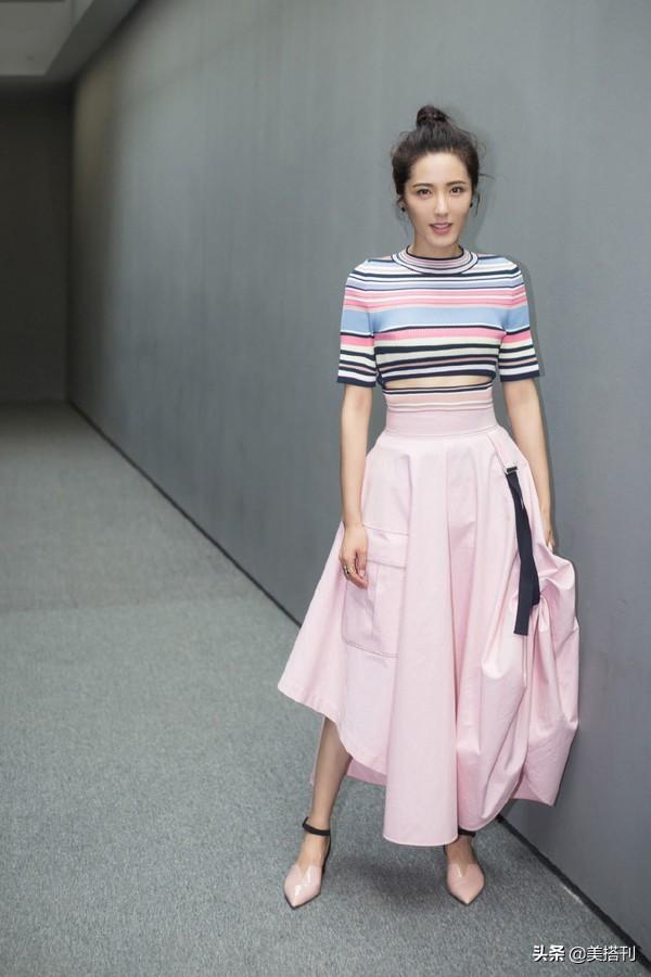 44岁曾黎真时髦，走机场穿大一码的阔腿裤，松松