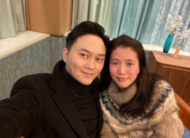 袁咏仪变老公黑粉晒其丑照，张智霖乖巧配合一脸宠溺，甜齁