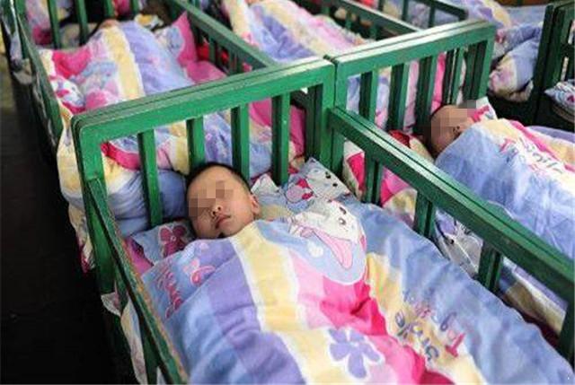 为什么孩子在幼儿园睡觉时，老师让他们“头脚相对”？有3点好处