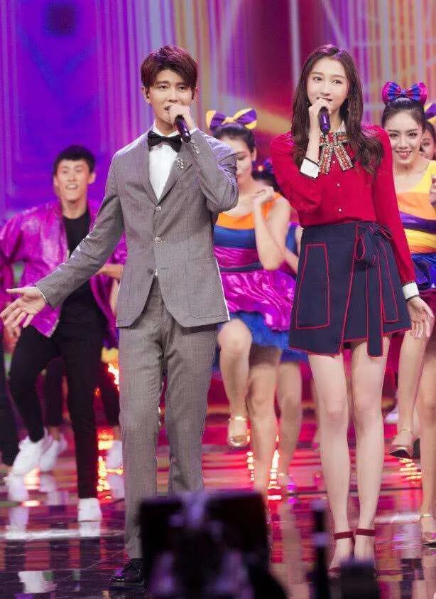 当172cm关晓彤遇到178cm任嘉伦，到底是谁谎报了身高？