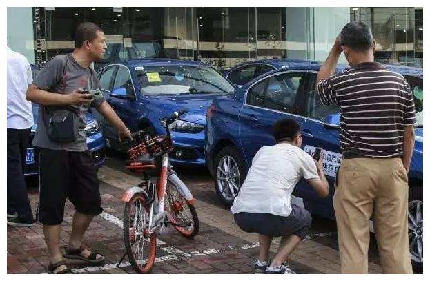 上百辆共享宝马无人问津，网友：宁愿走路也不用