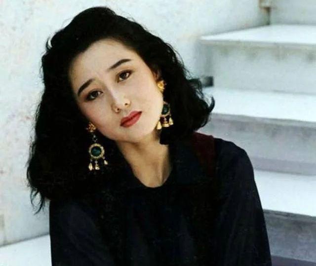 差点成赌王5太，李连杰为她抛弃原配，利智到底