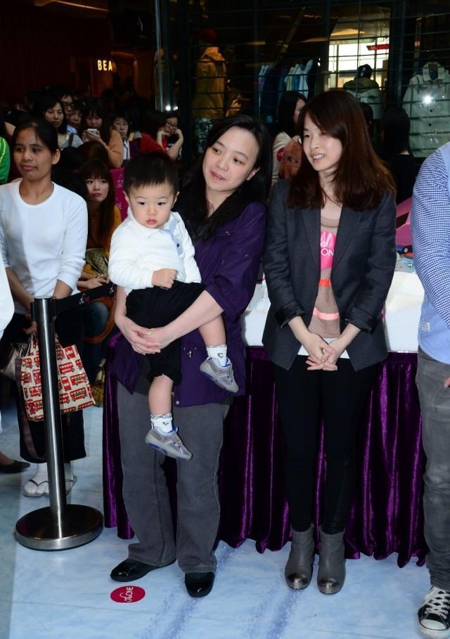 刘銮雄是她妹夫，靠他资助留学美国，现成甘比