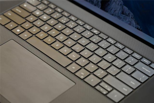 戴尔 XPS 17 评测：我背着戴尔的「超大杯」电脑出差一周