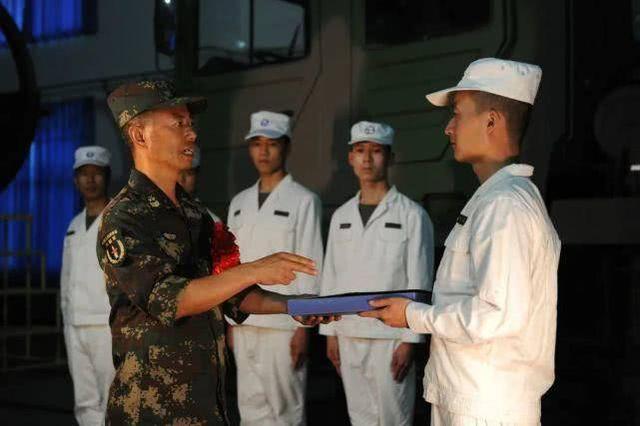 51岁传奇“导弹兵王”退役，部队一级军士长比将