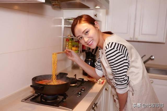 她曾是超女全国七强，嫁奥运冠军很幸福，如今36岁直播翻车被吐槽