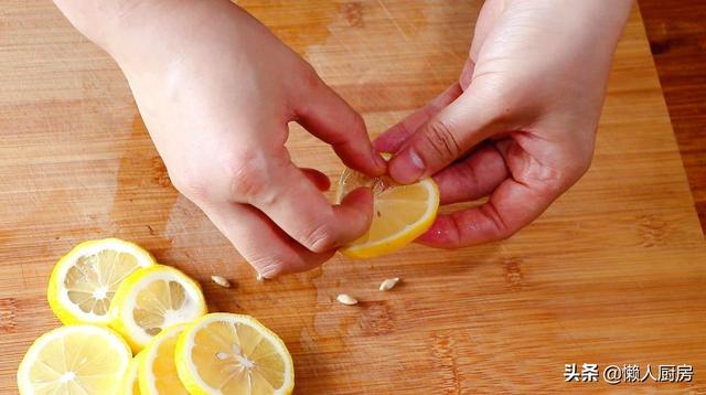 1个柠檬，一点鸡翅，这样做的鸡翅清香又清爽，外皮呈焦糖色