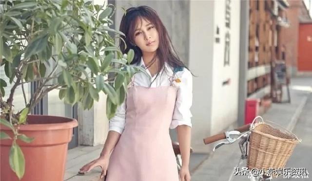 杨紫瘦了真敢玩，半身裙外穿短裤还能系上扣，