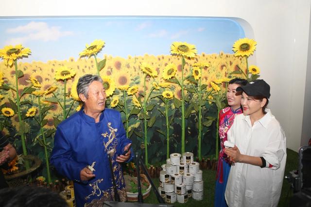 “爱上内蒙古”乌兰图雅走进巴彦淖尔直播“天赋河套”