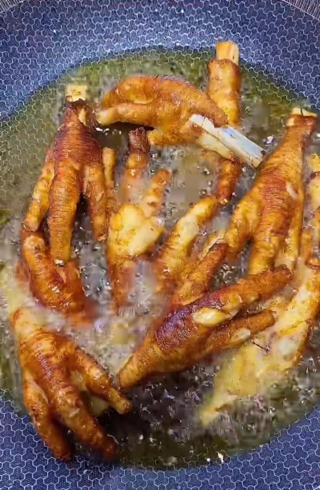 为什么你做的虎皮鸡爪不起虎皮，大厨教你这样做软烂脱骨