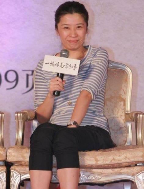 廖凡携老婆与友聚餐，席间热聊室内抽烟，饭毕当街搂肩牵手秀恩爱