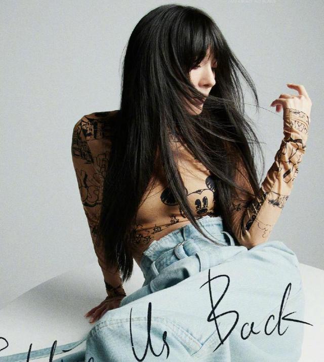 杨幂的气质绝了，卡通T恤配牛仔拍质感照片，厚重发型时尚感太强