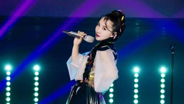 知名女歌手穿着随意路边看牌，正当红时退圈息影，自爆在家当农妇