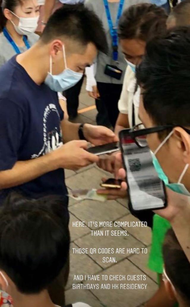 刘鸣炜与员工捡垃圾？宝咏琴教出来的儿子果然是好儿子