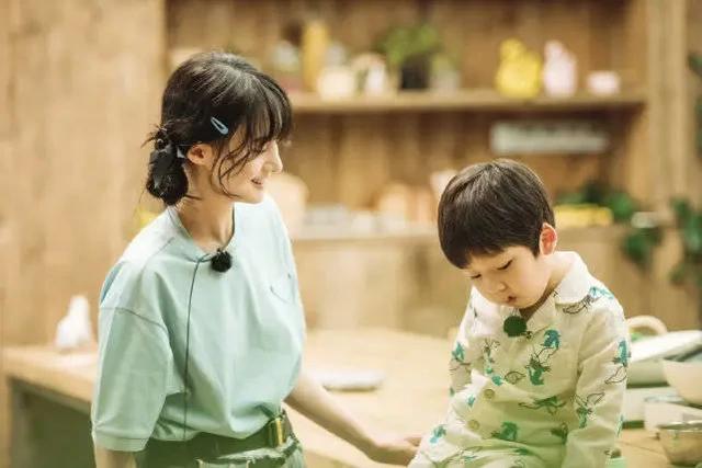 郑爽最新造型曝光！自制低脂减肥餐，手法娴熟，厨艺了得