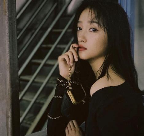 关晓彤仗着腿长就任性，晒照故意不P图，看清身材，鹿晗真有福气