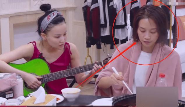 蓝盈莹洗漱后吃火锅，还没化妆就被拍下，30岁的