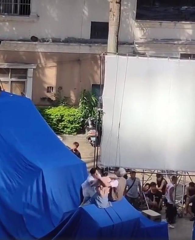 父母■张东升推父母下山花絮曝光 两位高龄演员太不容易了，真栽了一个跟头
