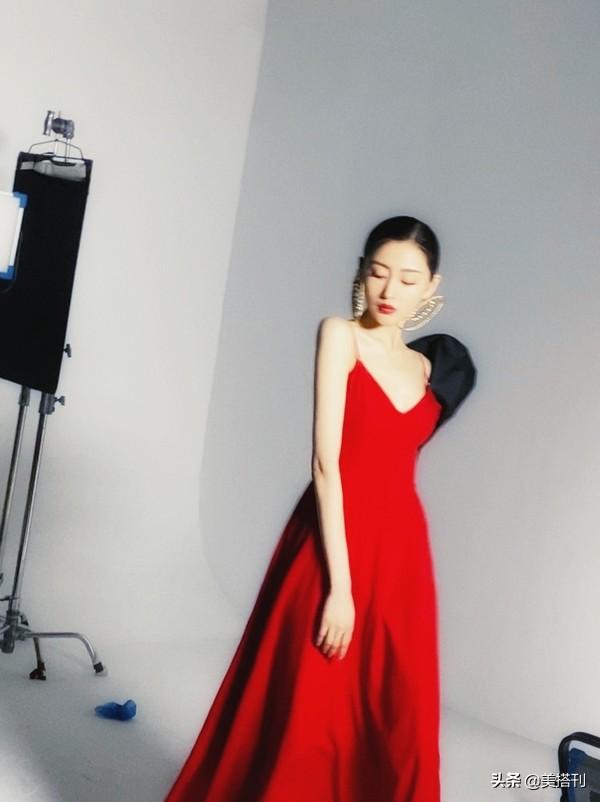 张天爱晒夏日美照，穿超短紧身吊带裙曲线玲珑，这身材娱乐圈少有